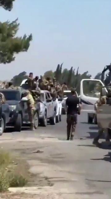В Сирии неспокойно. На видео - конвой армии Сирии въезжает в провинцию Эс-Сувейда.