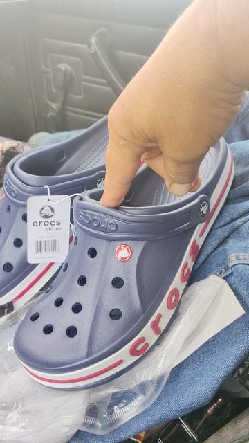 На шатёр денег нет, но, наконец-таки, купил себе шлёпки.