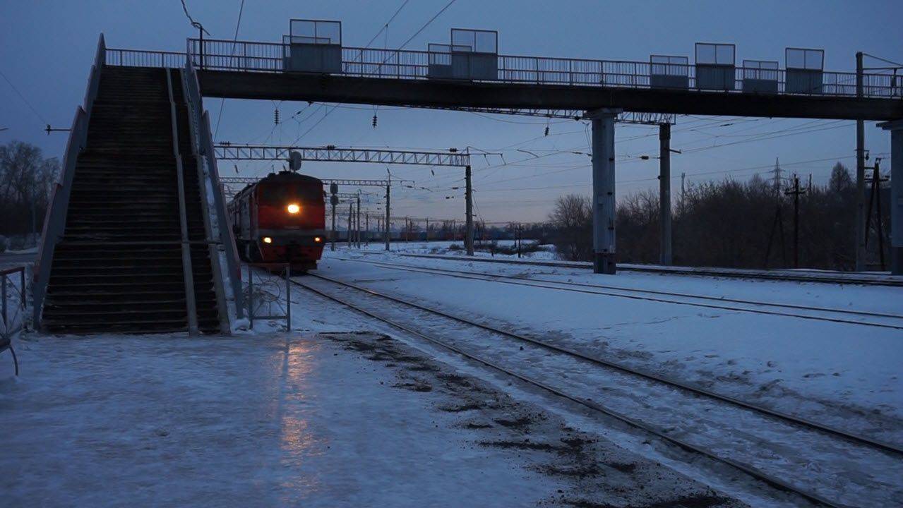 Тепловоз 2ТЭ10М-2280 с контейнерным поездом.