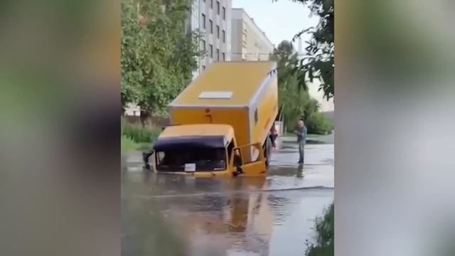 В Новосибирске машина аварийной службы провалилась под асфальт
