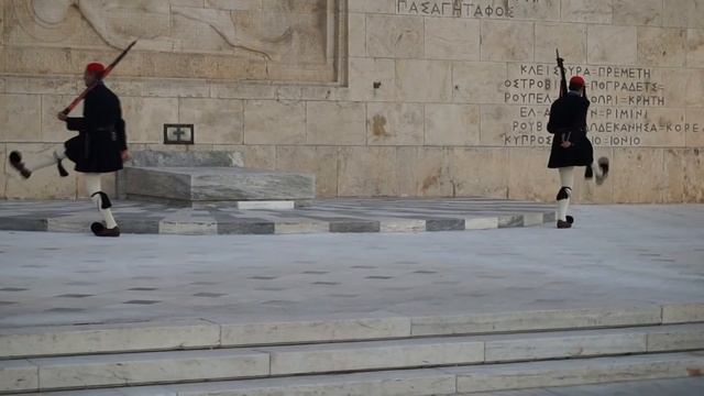 Смена почётного караула у здания парламента Греции