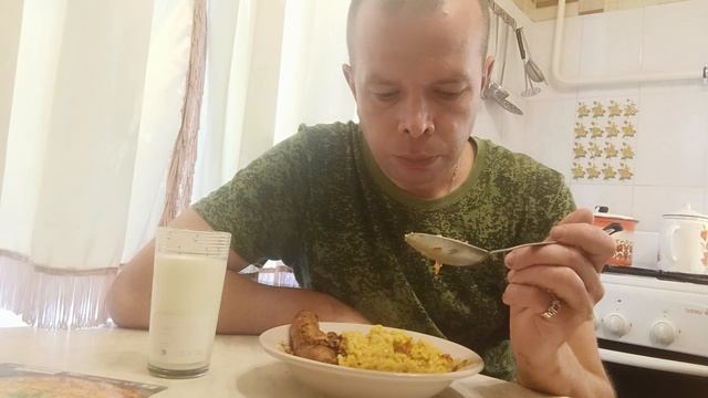 пробую плов с мясом цыплёнка из магазина чижик