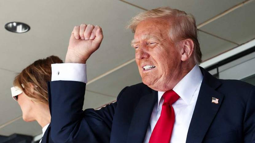 Трамп вручил серебряную медаль клубного ЧМ вратарю ПСЖ Сафонову