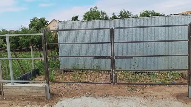 Сварил распашные ворота и приварил их на петли.