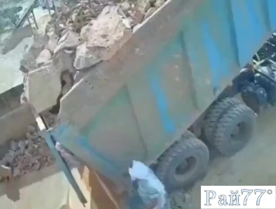 Пережил падение камня