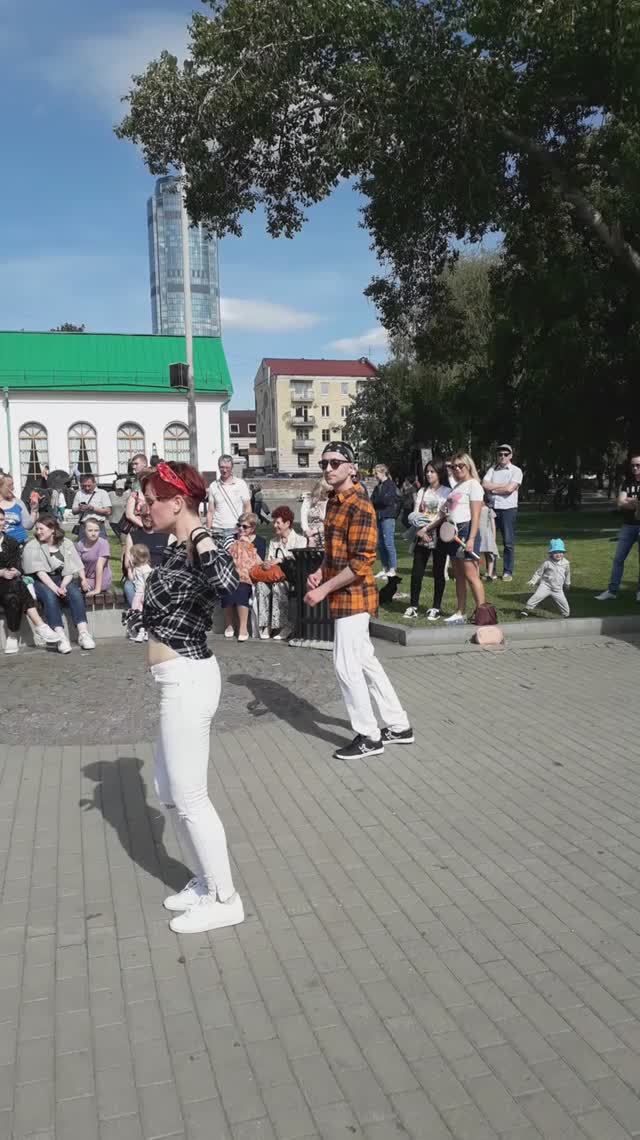 Танцы на улице в Екатеринбурге.