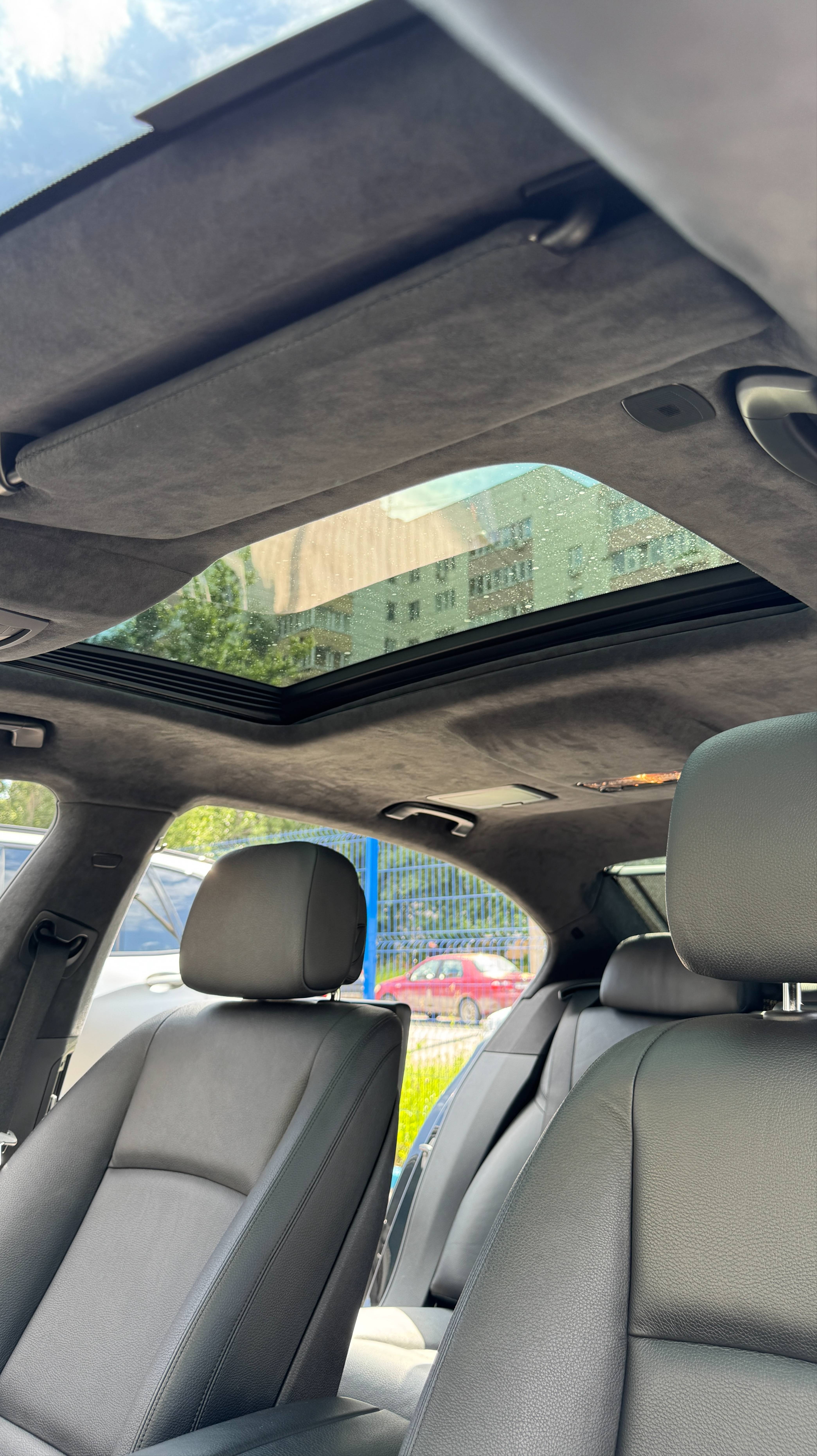 BMW 750 - перетяжка потолка, перетяжка шторки и стоек, покраска пластика