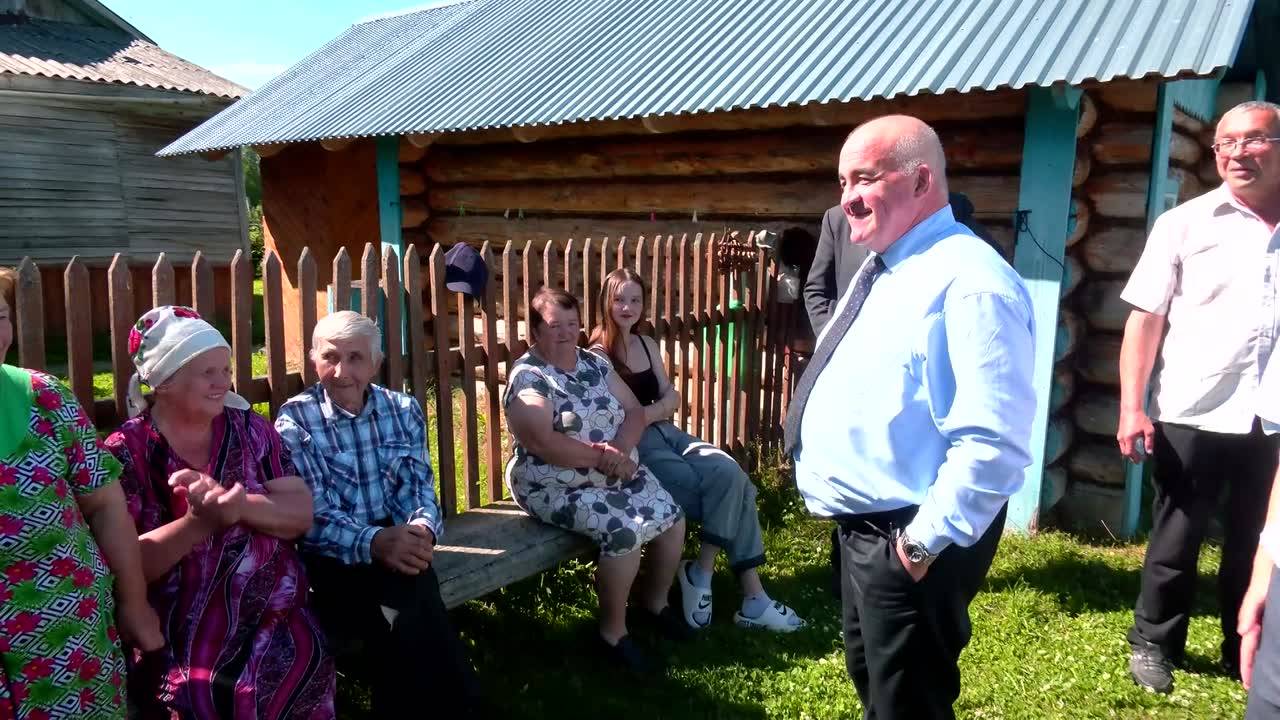 Сергей Ситников, как и обещал, приехал в д. Дятлово, чтобы пообщаться с людьми