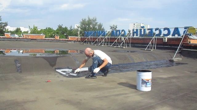 Укладка первых слоев жидкой кровли