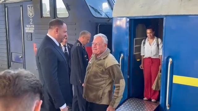 Не только для того, чтобы почесать жопу на камеру Келлог прибыл в Киев !!!