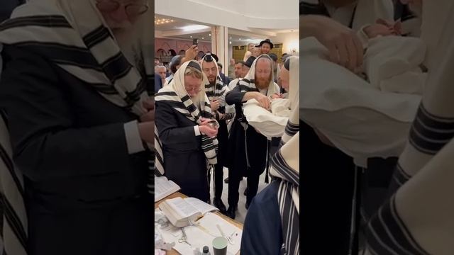 ברית מילה שנערך בבית הכנסת בלשוי ברוניא, לבן ר׳ יוסף יצחק פופר.