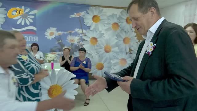 В ЖЕЛЕЗНОГОРСКОМ РАЙОНЕ ЧЕСТВОВАЛИ СЕМЬИ, СТАВШИЕ ПРИМЕРОМ КРЕПКИХ УЗ, ВЗАИМОПОДДЕРЖКИ И ПРЕДАННОСТИ
