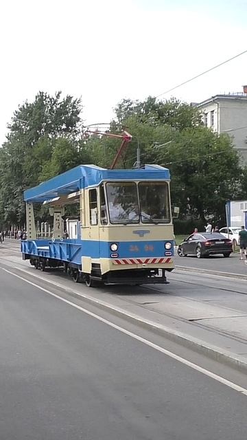 Москва. Трамвайный вагон-рельсотранспортёр № 3490 модели СВАРТЗ РТ-3 следует по Волочаевской улице.