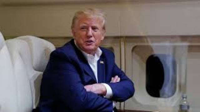 Президент США дал короткий брифинг перед вылетом в Техас