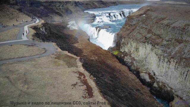 Дороги, поля и горизонты пульсируют в ритме трека - A Small Town on Pluto (The Grocery Store) -- Hol