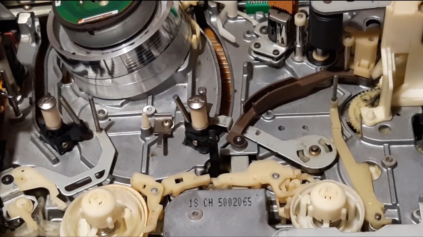 К-Механизм шум при перемотке видеокассеты.