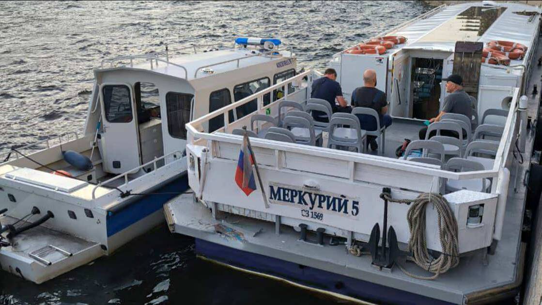 Не поделили реку: в Петербурге на Фонтанке столкнулись два теплохода