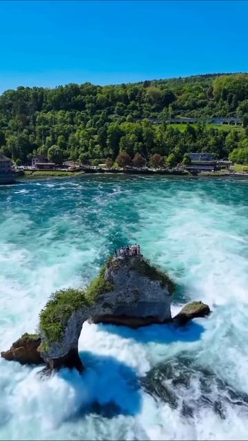 Швейцарский Рейнский водопад (Rheinfall) считается крупнейшим в Европе.