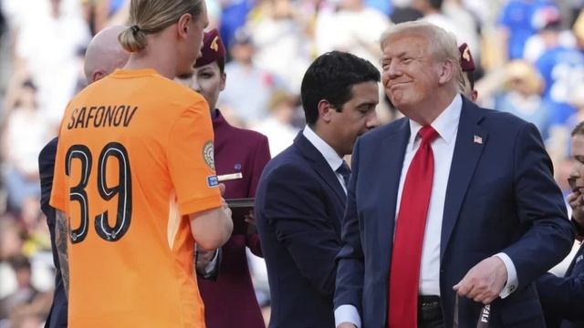 Дональд Трамп пожал руку вратарю сборной России.