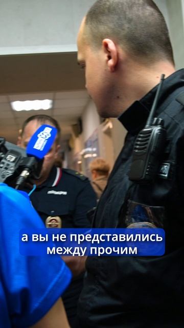 "Товарищ полицейский" выталкивает съёмочную группу КРИК - ТВ из УФМС «Мытищинское»