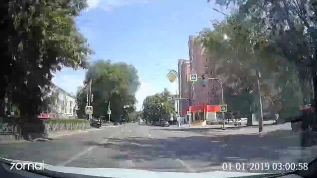 По улице Кольцовская курьер едва не попал под колеса. Родился в "рубашке".