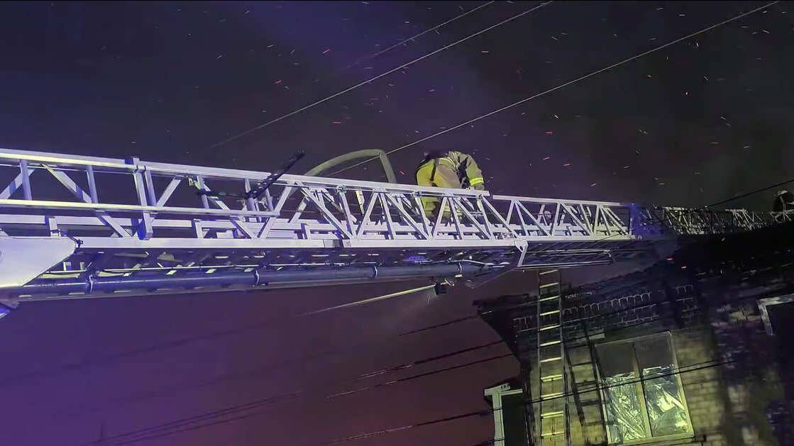 Пожар в многоквартирном доме вспыхнул на 450 квадратных метрах в ЛНР
