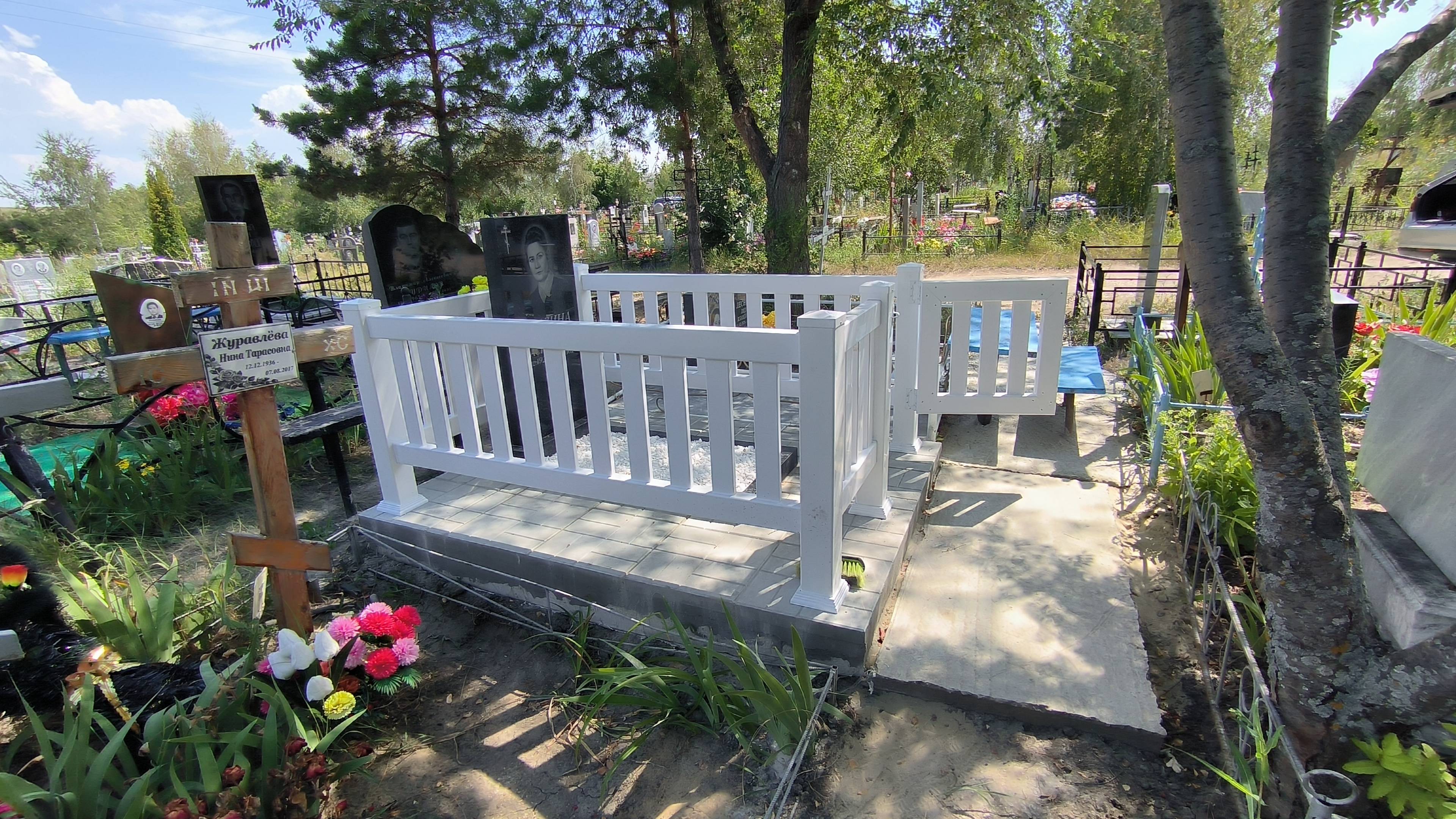 ПЛАСТИКОВАЯ ОГРАДКА НА МОГИЛУ