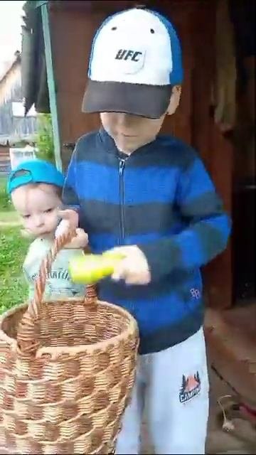 На огороде у дедушки. Russian Farm. #usa  #baby  #дети