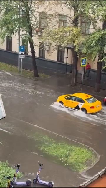 הגשמים העזים ליד בית הכנסת המרכזי מארינה רושצ’ה, והצפת המקווה ממי הגשמים.