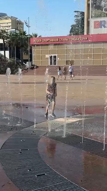 Жаркое лето.Спасают фонтаны и водоёмы