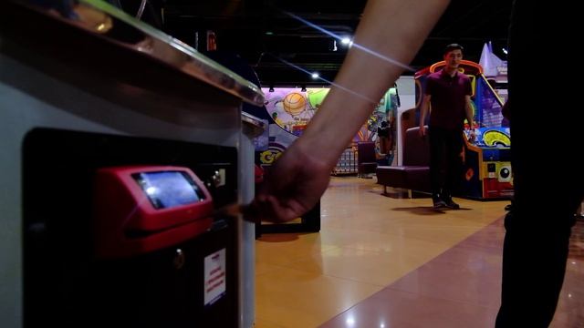 Аппарат с призовыми билетиками Гонки на луне в парке ФанкиТаун