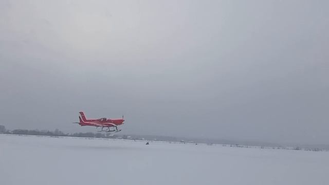 Элегантная зимняя посадка Zlin Z-142 на лыжи