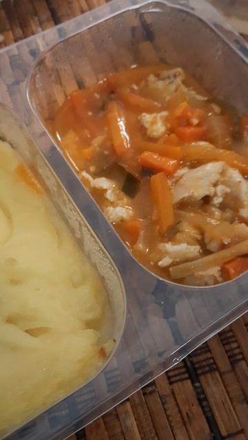 Азу из курицы с картофельным пюре. Заморозка из магазина на пробу.