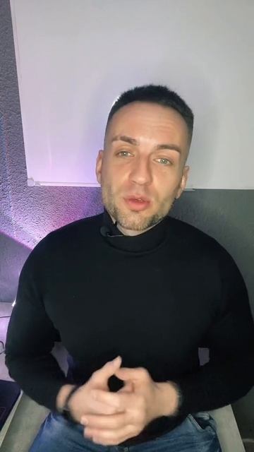 Мужчина играет в компьютер, что делать?