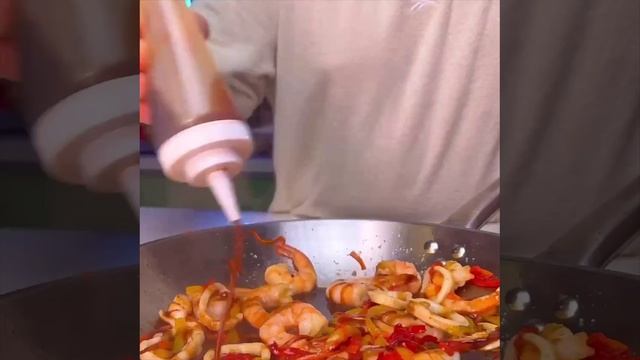 Удон с креветками и кальмаром