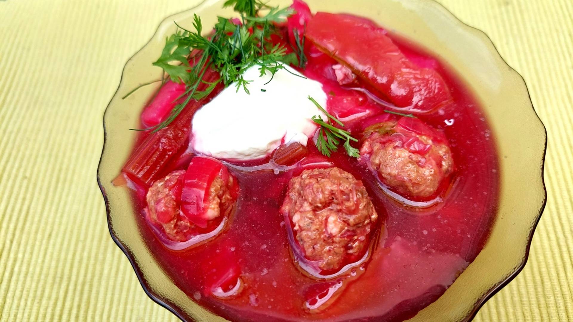 Борщ с черешками свёклы, ботвой моркови, плюшками гороха. Первые овощи в одной тарелке.