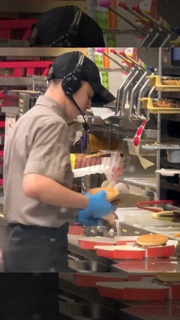 Работник «Вкусно — и точка» плевал в бургеры недовольных клиентов !!!