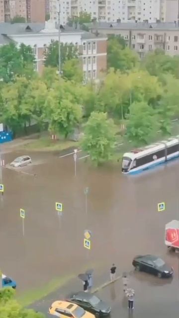 💦Дорожные знаки и машины уходят под воду в Метрогородке💦