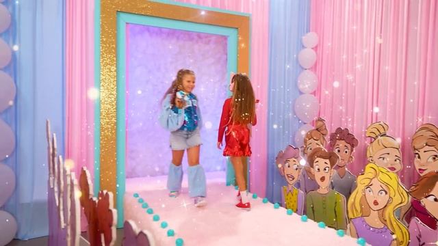 Лайк Настя устраивает показ мод барби