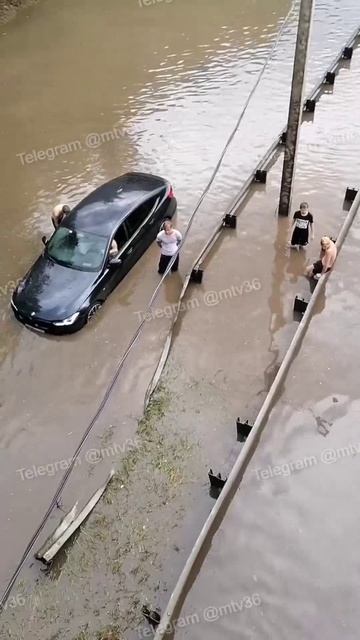 Автомобили буквально тонут на некоторых участках дорог. 😱🙈