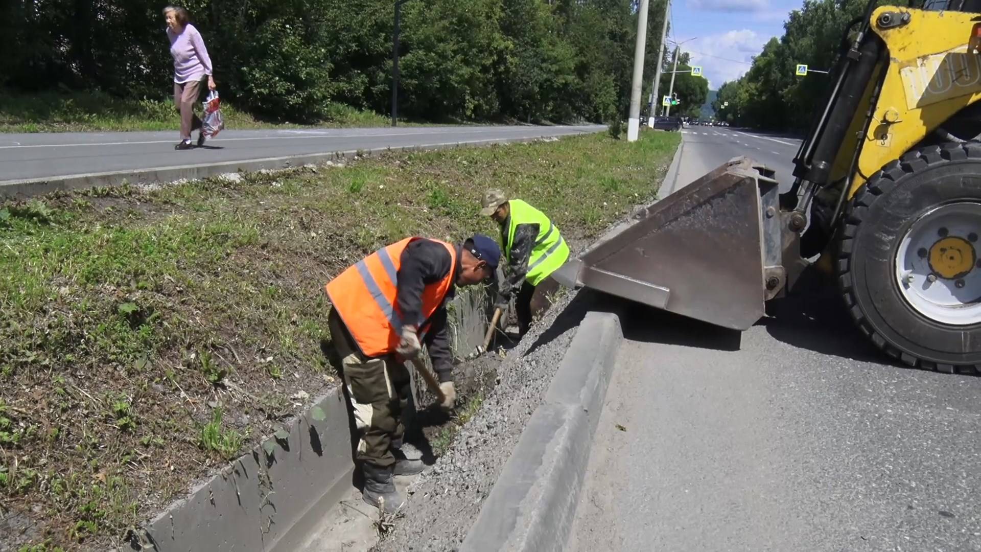 В Златоусте продолжается масштабная очистка ливнёвок
