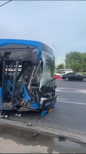 ‼️11 человек, в том числе 2 ребенка, пострадали при ДТП двух электробусов на Профсоюзной улице‼️