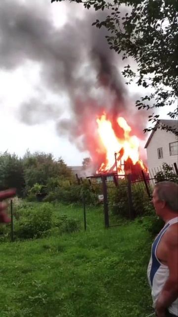 🔥В СНТ Красная Лента-2 под Ногинском молния попала в частный дом, и он загорелся🔥