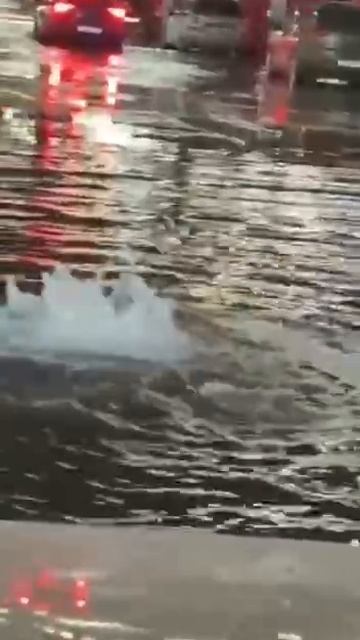 💦Затопило даже парковку в ТЦ Весна💦