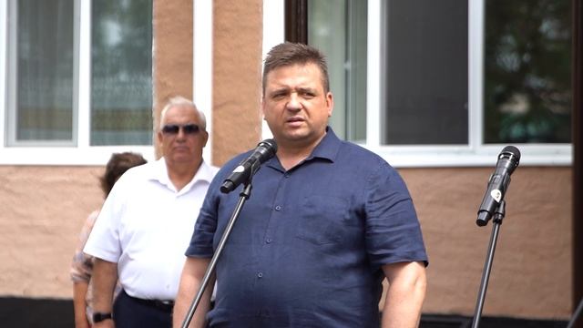 На здании школы в селе Ключи установили памятную доску в честь её Героя-выпускника