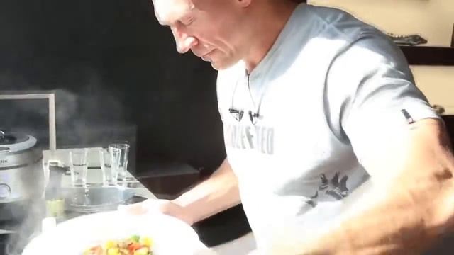 Рацион питания звезд  Анджелина Джоли  Готовим киноа с овощами
