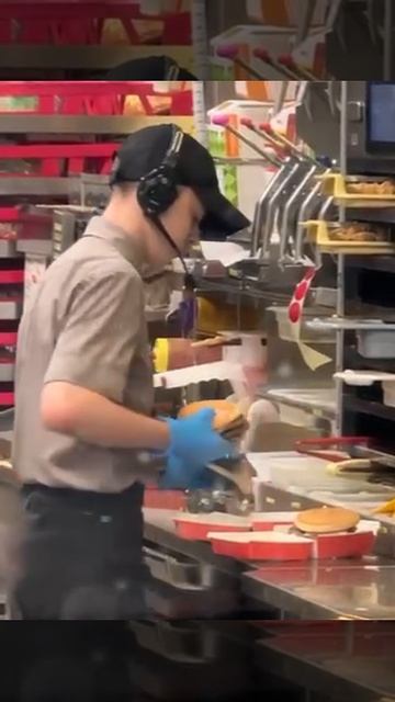 СейЧас Лисова*"ВКУСНО И ТОЧКА."Плевок в их бургер туристу по дороге к морю.Украина или Макдональдс ?