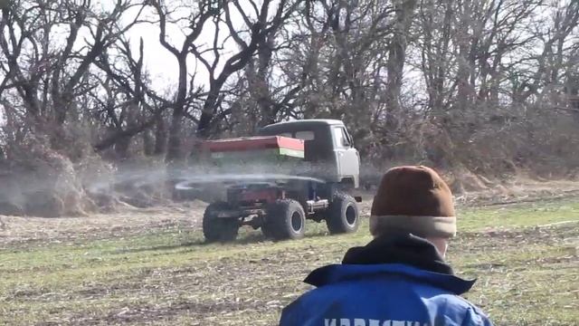 Разбрасыватель минеральных удобрений на пневмоходу «АХА 1» 4х4 на базе УАЗ