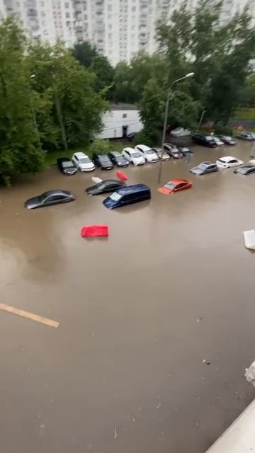 💦На Проспекте мира машины почти полностью ушли под воду💦