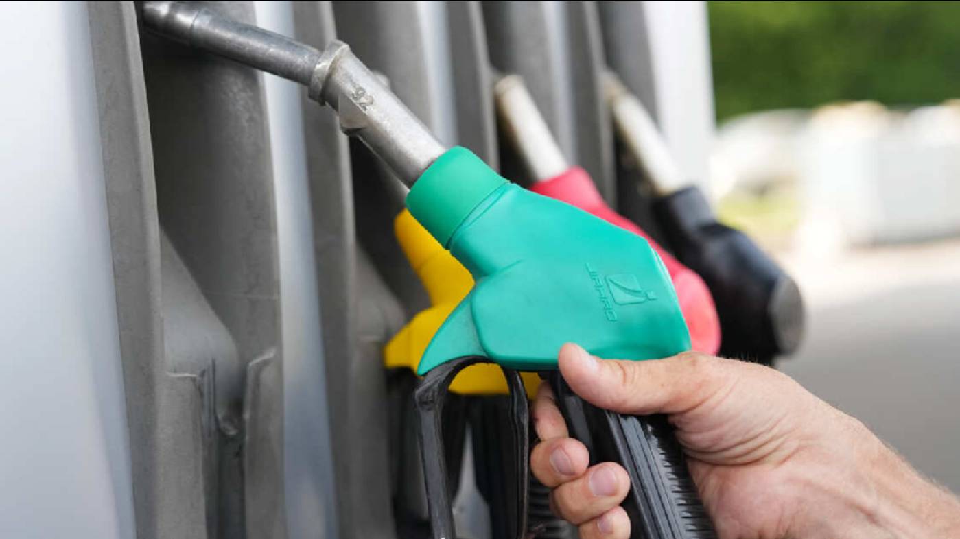 Мужчина, угрожая пистолетом, ограбил магазин на заправке на севере Москвы